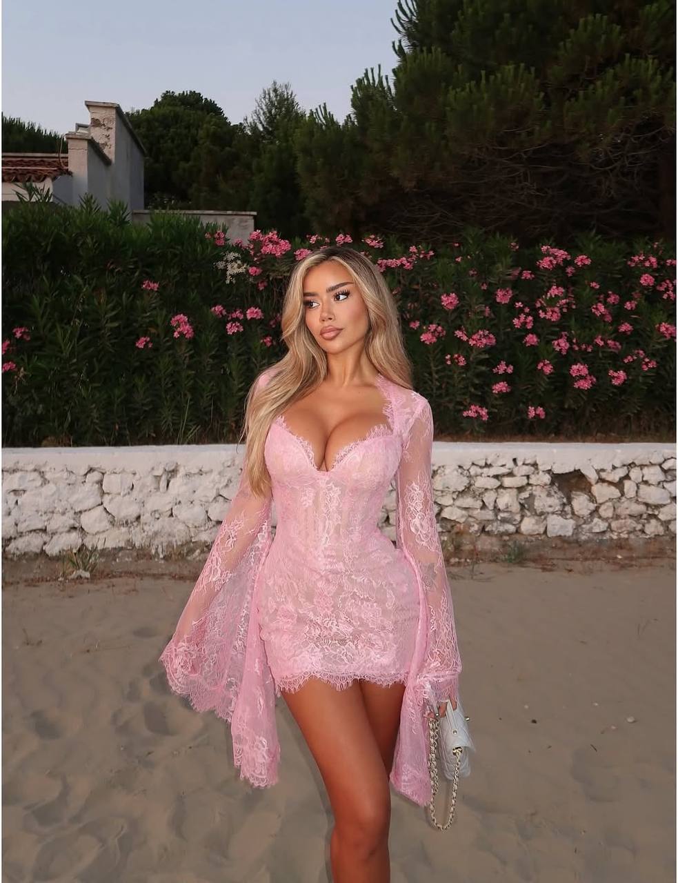 Robe Courte en Dentelle à Manches Évasées
