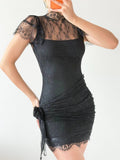 Robe Courte en Dentelle - Col Montant Élégant