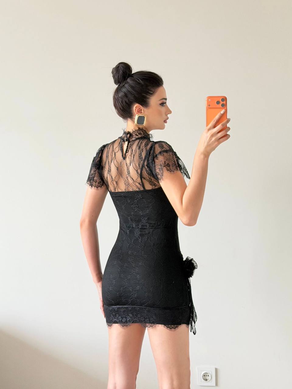 Robe Courte en Dentelle - Col Montant Élégant