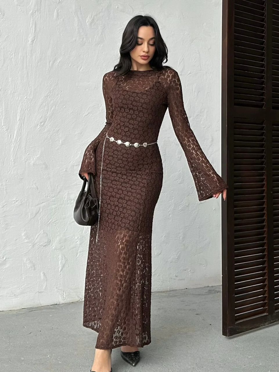 Mina Robe Longue en Dentelle Marron à Manches Évasées - Élégance Sophistiquée
