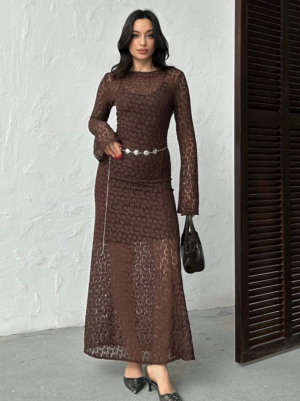 Mina Robe Longue en Dentelle Marron à Manches Évasées - Élégance Sophistiquée