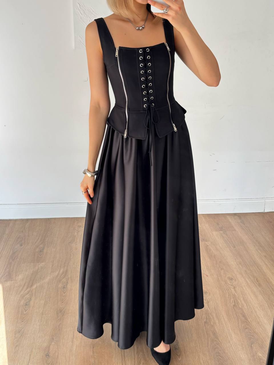 Mira Robe Longue Noire Corsetée - Bustier Laçage et Jupe Évasée