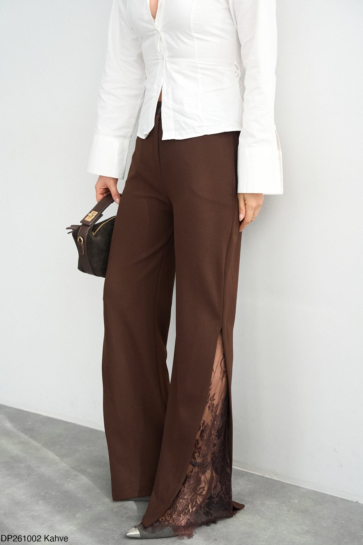 Quya Pantalon Large Marron avec Bandes Dentelle Latérales - Élégance Chic