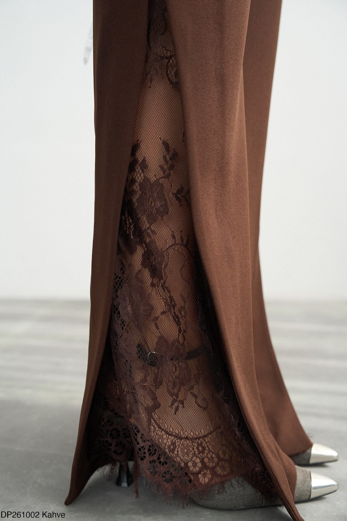 Quya Pantalon Large Marron avec Bandes Dentelle Latérales - Élégance Chic