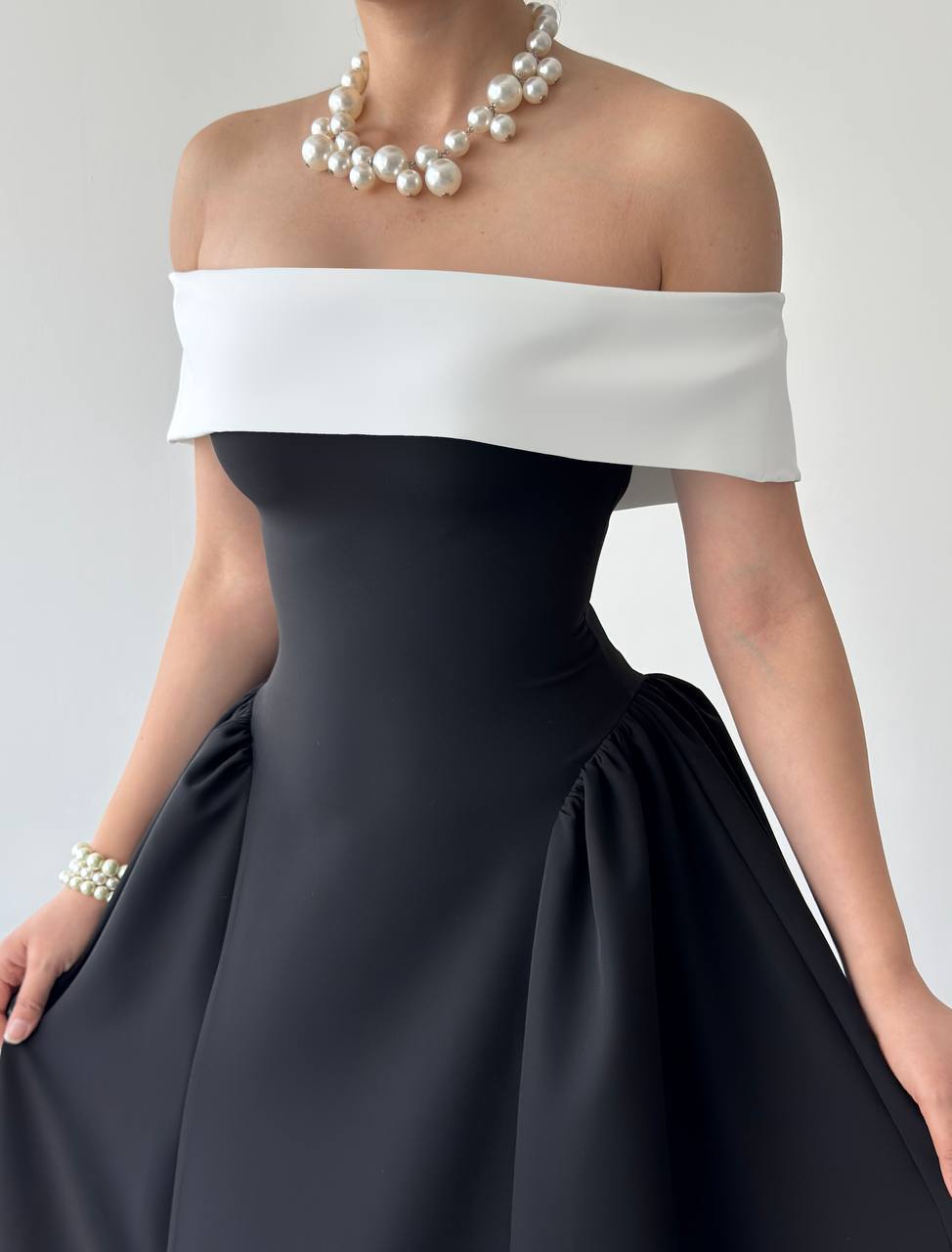 Robe Bicolore Épaules Dénudées – Noir & Blanc