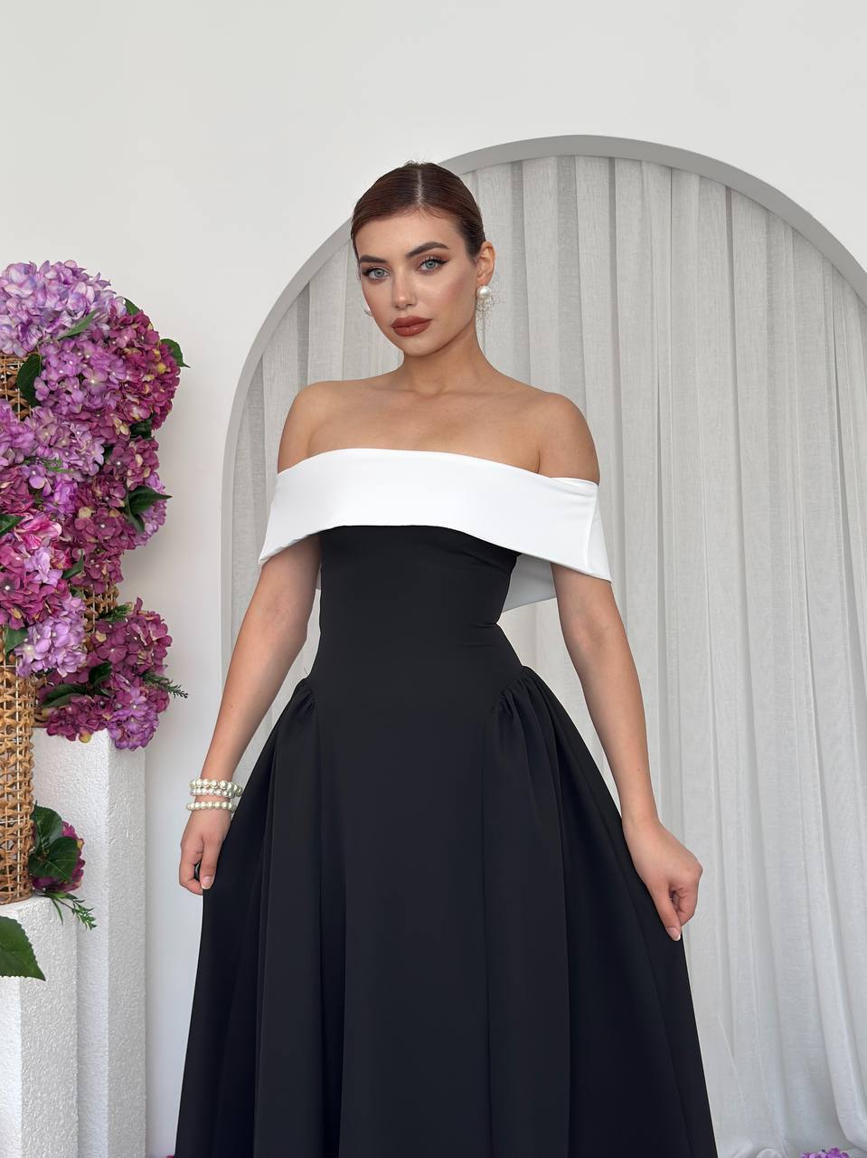 Robe Bicolore Épaules Dénudées – Noir & Blanc