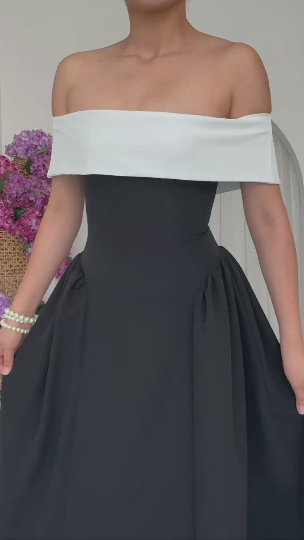 Robe Bicolore Épaules Dénudées – Noir & Blanc